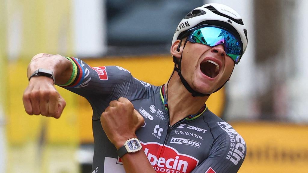 Van der Poel verslaat Pogacar in de sprint en pakt het geel in tweede Tour-etappe