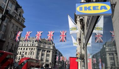 Oxford St pedestrianisation should include 'world class public toilets', Sadiq told