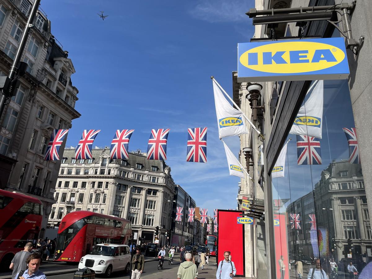 Oxford St pedestrianisation should include 'world class public toilets', Sadiq told
