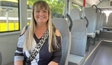 Fra i dag kan Rebecca tage bussen helt gratis – og hun håber, den bliver ’proppet med mennesker’