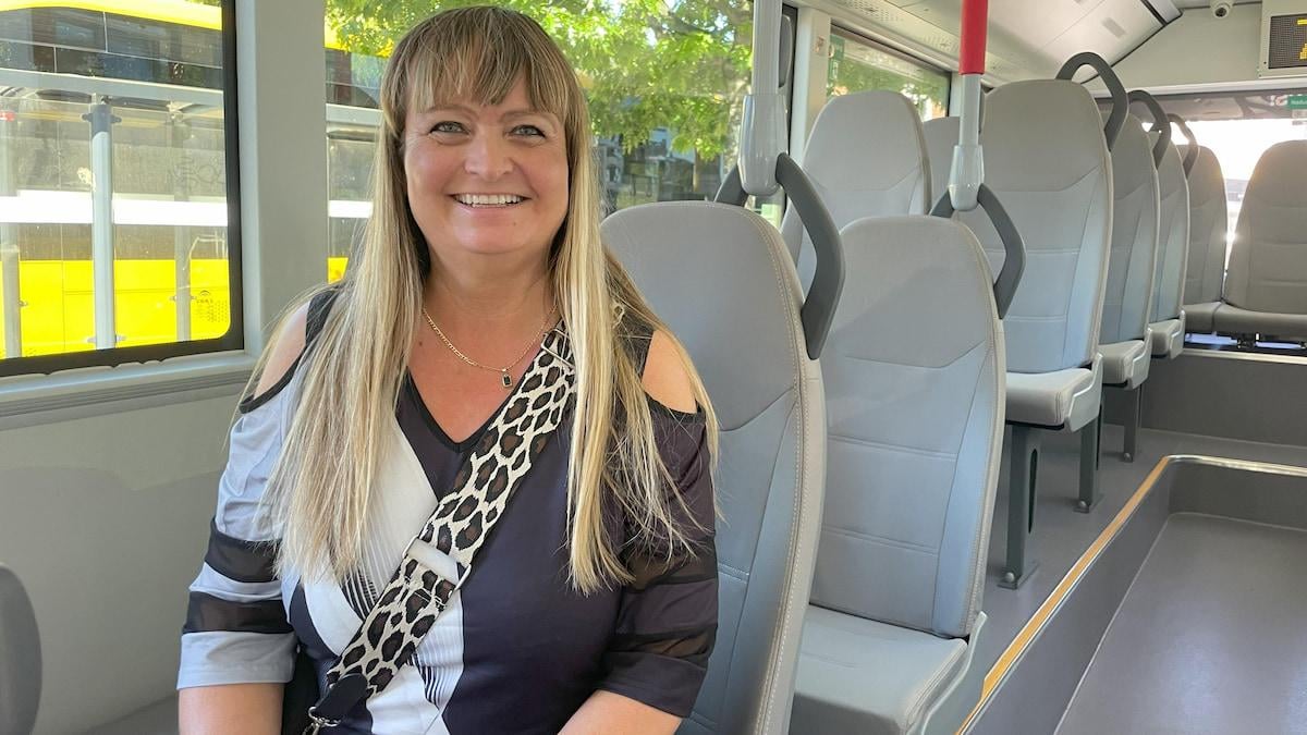 Fra i dag kan Rebecca tage bussen helt gratis – og hun håber, den bliver ’proppet med mennesker’