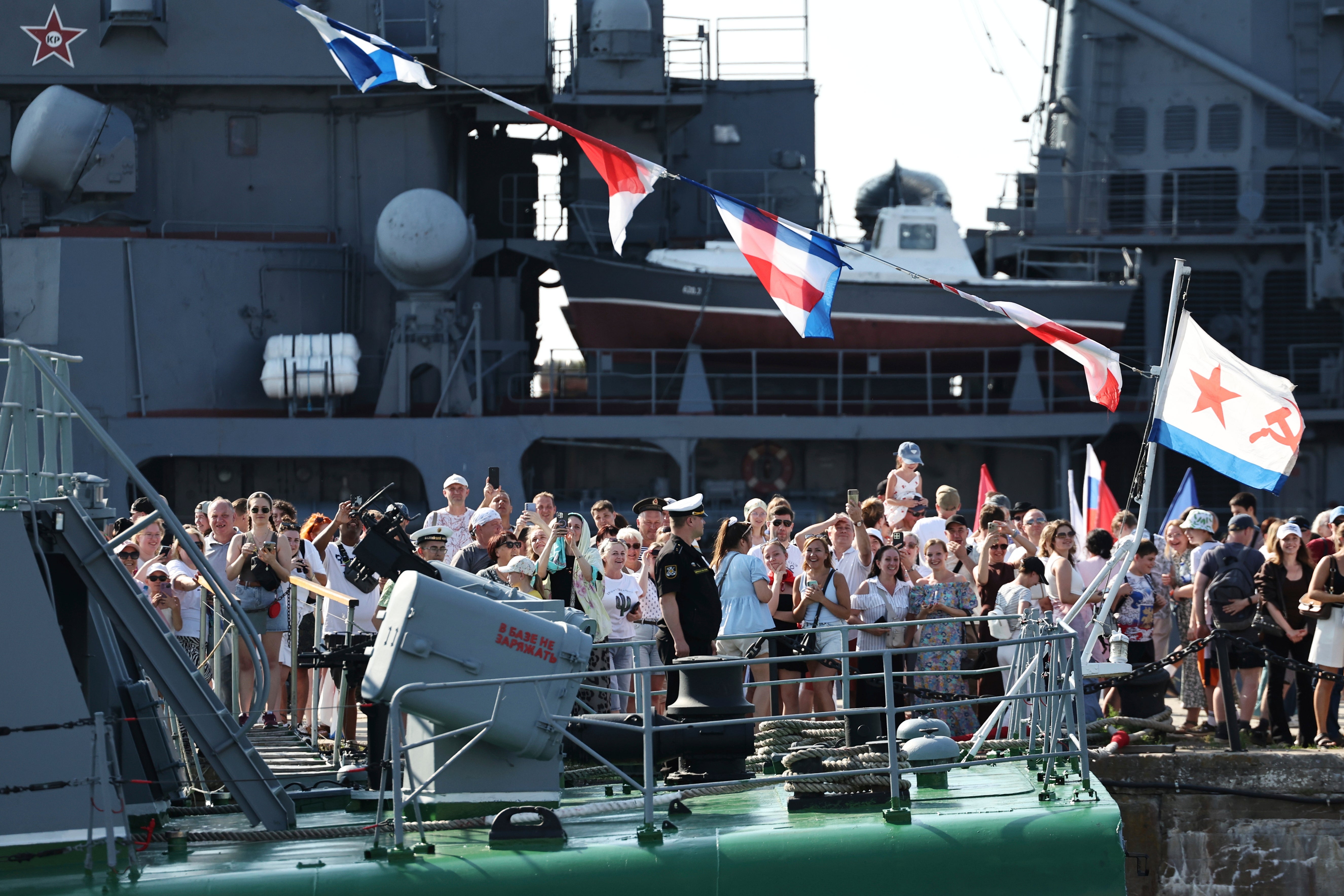 People gather as Russian president Vladimir Putin visits the frigate ‘Admiral Grigorovich’ in Kronstadt, outside St. Petersburg during Navy Day celebration