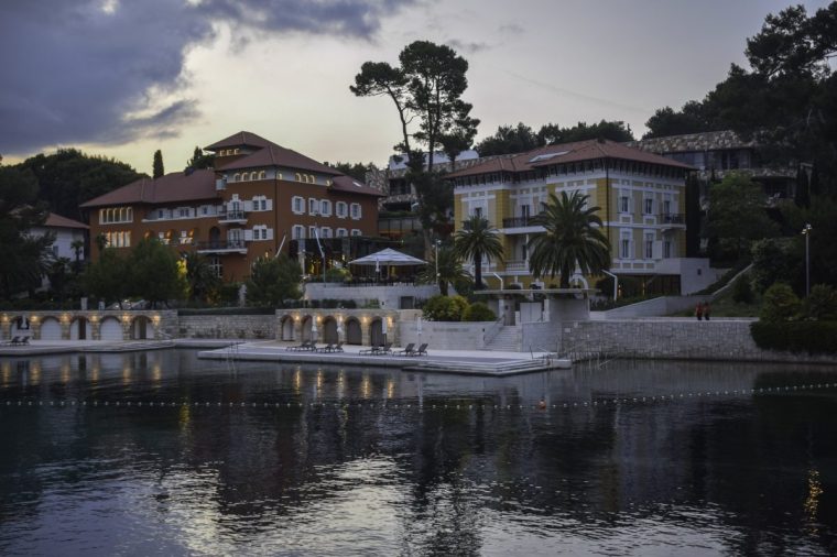 ??ikat Bay is a famous seaside resort surrounded with pine tree forest