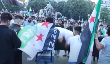Vor dem Roten Rathaus in Berlin: Syrische Islamisten feiern Massaker an Drusen