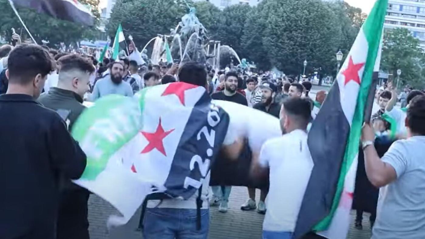 Vor dem Roten Rathaus in Berlin: Syrische Islamisten feiern Massaker an Drusen