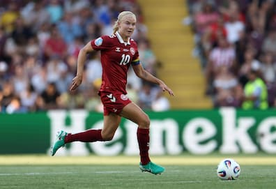 Pernille Harder in Aktion bei der Auftaktniederlage gegen Schweden. Nun steht ihr Team unter Druck. 