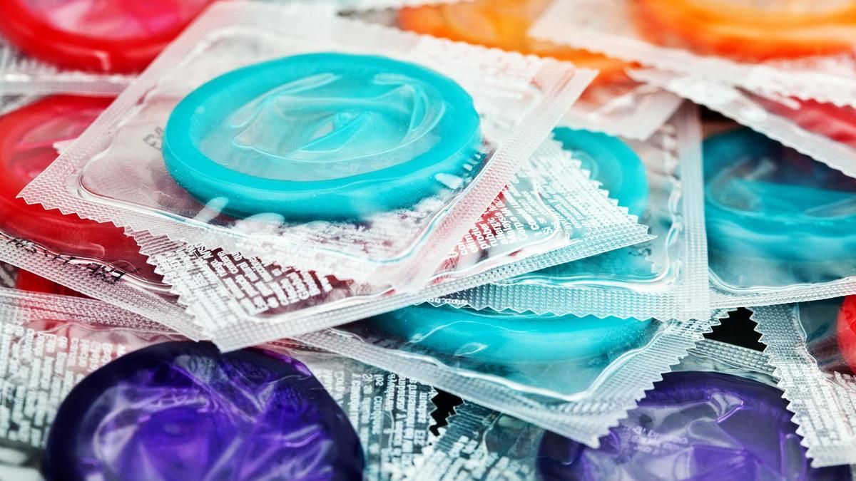 Miljoenen Amerikaanse condooms gaan verloren in opslagplaats in Geel: “Als er geen geld voor wordt gegeven, wordt het gewoon afval”