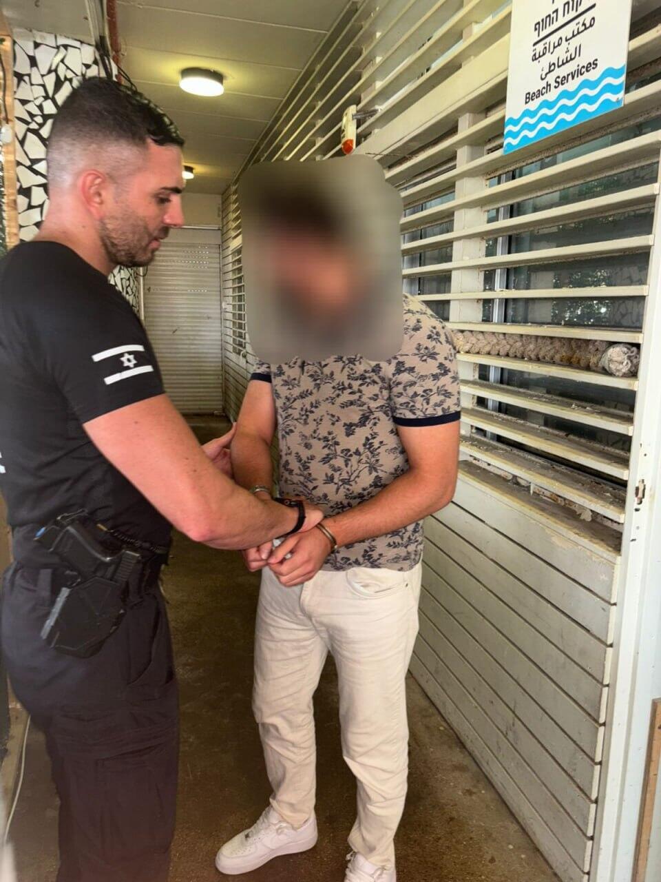 תושב זר נעצר בחשד שצילם קטינות במלתחות הנשים בחוף פרישמן