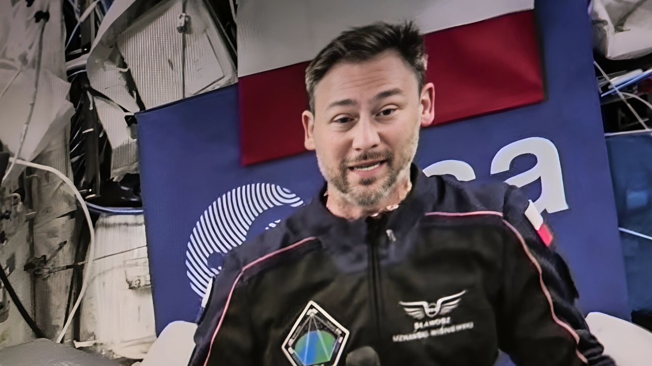 Kapsuła ze Sławoszem Uznańskim-Wiśniewskim przeleci nad Polską. O tej godzinie spójrz w niebo