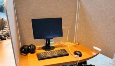 A personal partition installed at a Starbucks store” (Image from Professor Seo Kyung-duk’s social media)