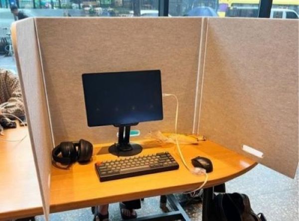A personal partition installed at a Starbucks store” (Image from Professor Seo Kyung-duk’s social media)