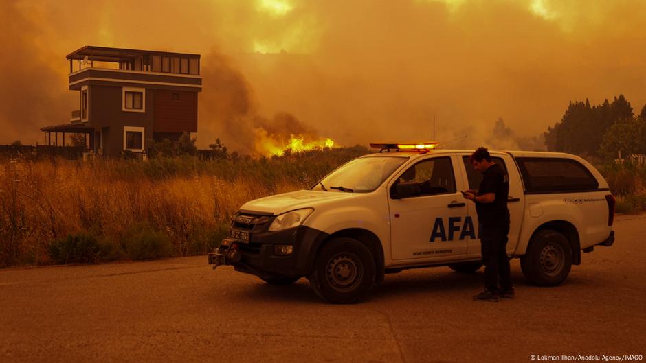 Emergency crews battle multiple wildfires in Turkey