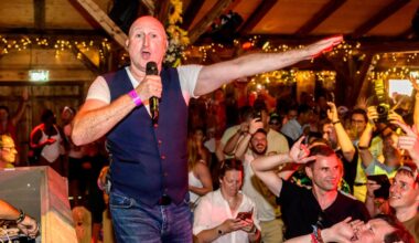 Hij was bijna te laat, maar Yves Segers treedt op voor volle Moose Bar: “Je weet nooit welk soort volk hier gaat zitten”