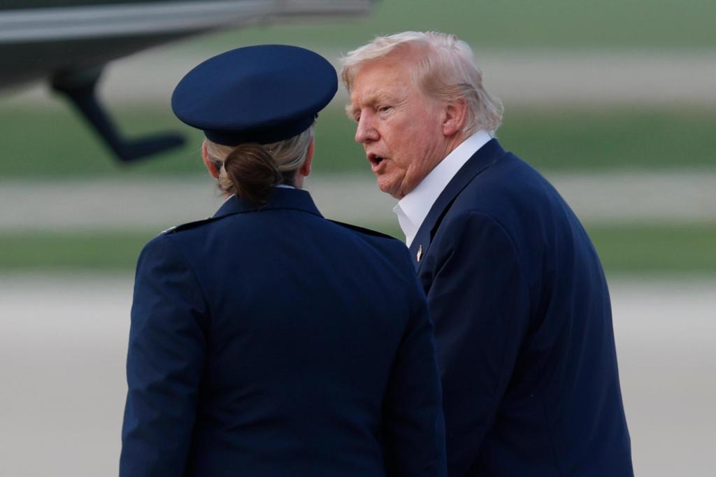 Trump meets candidates for four-star general in break with tradition