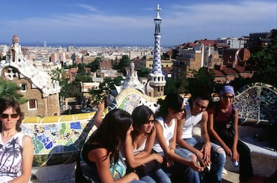 Jugendliche im Parc Güell in Barcelona: Die katalonische Hauptstadt mit ihren bunten Sehenswürdigkeiten ist ein Riesenmagnet für junge Reisende.
