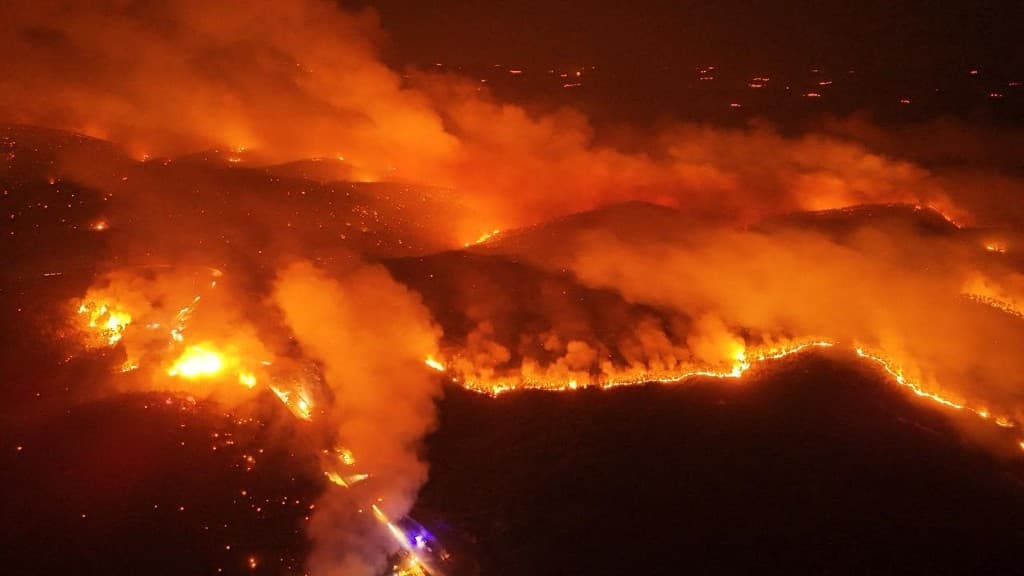 Un feu de forêt, qui avait été en grande partie maîtrisé dans la matinée, s'est rallumé en raison de vents violents dans le district d'Orhaneli, à Bursa, en Turquie, le 27 juillet 2025.