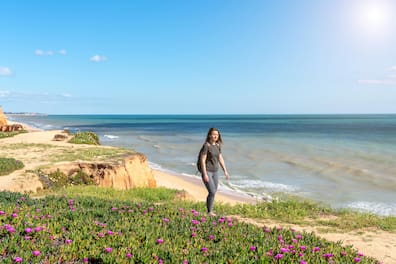 Vom Badeurlaub übers Sightseeing bis hin zu Wanderungen entlang der Küste. Die Algarve hat für Jugendliche viel zu bieten – vor allem aber auch jede Menge Sonne.