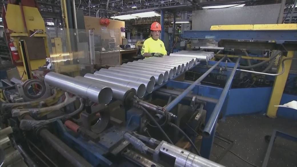 Click to play video: 'Threat of a 35% tariff escalates Canada/U.S. trade tensions'
