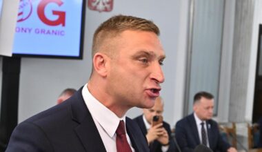 Bąkiewicz przegoniony z Bogatyni. Mieszkańcy zagłuszali jego wiec