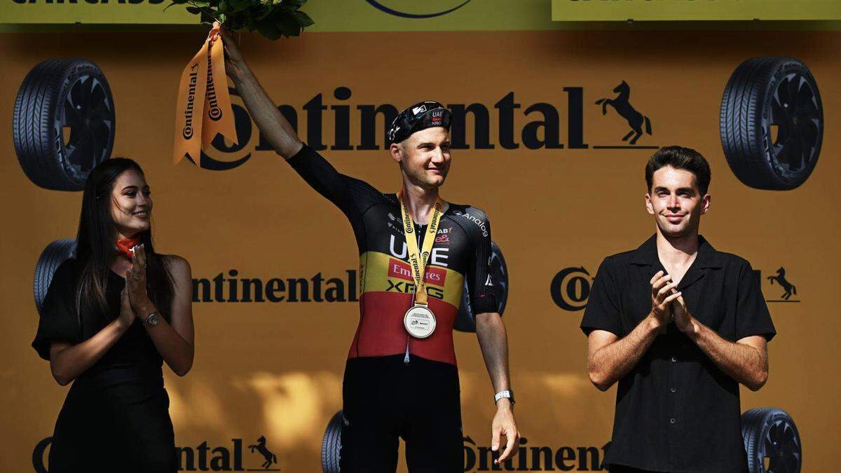 Tim Wellens heeft ‘trilogie’ beet na eerste ritzege in de Tour: “Ik was zo blij dat ik aan de streep mijn fiets vergat in de lucht te steken”