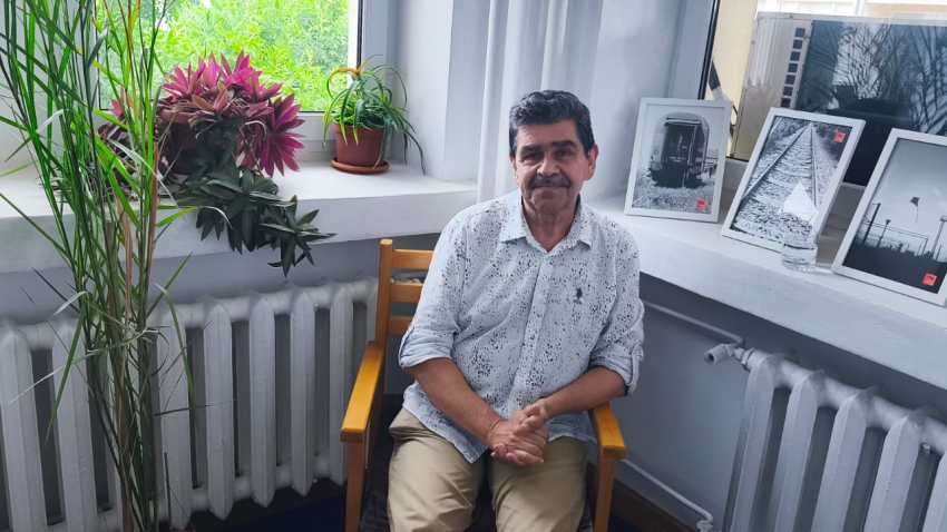 Scriitorul și traducătorul Radu Paraschivescu și-a lansat două dintre cărțile recent publicate – romanul „Brățară pe glezna ta” și noua antologie de „perle”, „În virtutea inepției”