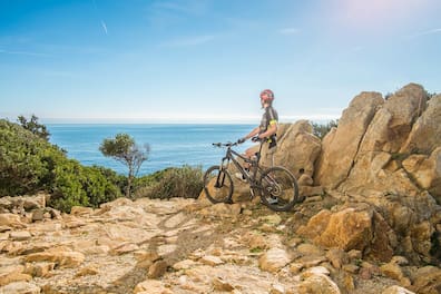 Aktivurlaub auf Sardinien: Unternehmungslustige Teenager werden diese wilde Insel lieben. Im Sommer kann es dort allerdings sehr heiß werden.