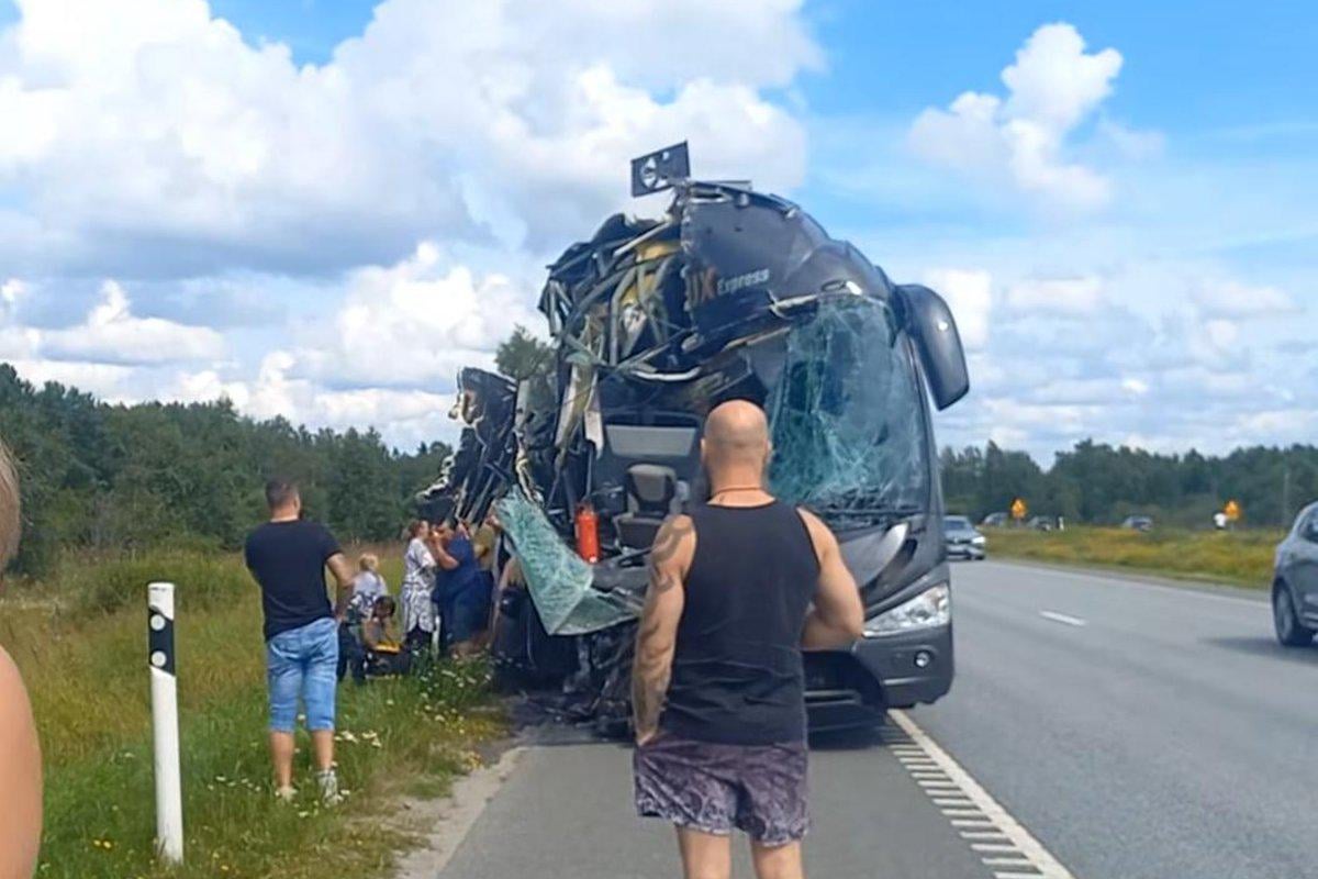 Reisija: Bussijuht vaatas sõidu ajal pidevalt mobiiltelefoni