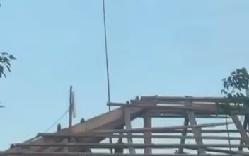 Footage of Russian soldiers in civilian clothing desperatly trying to shoot down a Ukrainian thermite FPV quad burning down their storage in an abandoned house.