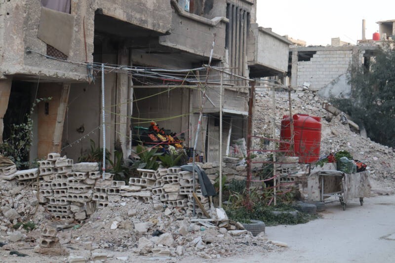 A store tucked into the rubble in Yarmouk sells vegetables and drinking water to the camp’s residents, 30/4/2025 (Natacha Danon/Syria Direct)