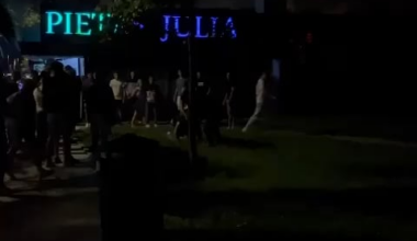 Ognjen Savic,iskompleksirani decko koji je prosli tjedan sudjelovao u premlacivanju Slovenca u Porecu,prije 2 tjedna je slicno napravio u Puli. Da nam pravosudje funkcionira,dobio bi 10god zatvora..