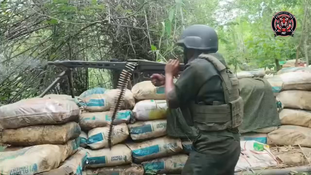 [Myanmar/Burma] A machine gunner and his assistant of the Myingyan Black Tiger group uses an MG3 against junta forces (July 2025)