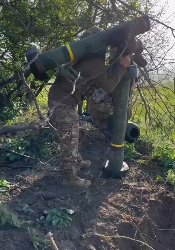 Ukrainian anti-tank operator fires an FGM-148 Javelin ATGM and hits Russian armored vehicle [unknown date/location]