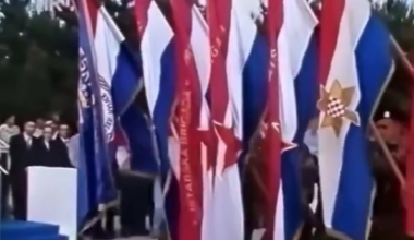 Partizanske i domobranske zastave zajedno na vojnom mimohodu 1997. godine