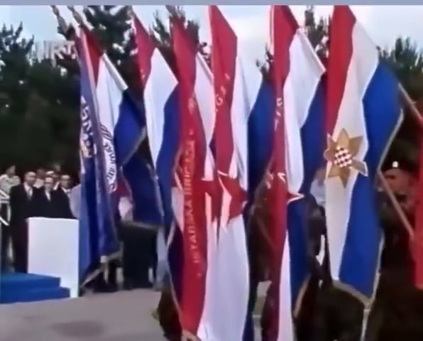 Partizanske i domobranske zastave zajedno na vojnom mimohodu 1997. godine