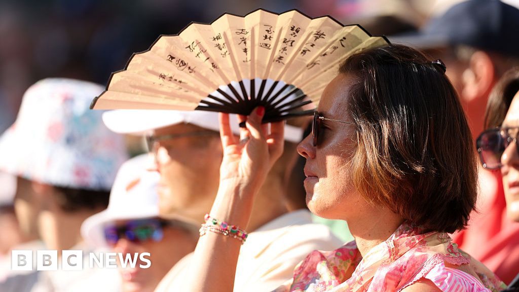 UK heatwave to peak on Saturday with possible high of 34C