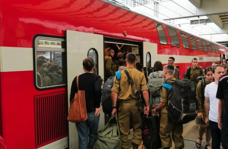 Israelis use the train transportation system after a long weekend on a very crowded Sunday, Karmiel and Beer Sheva stations, on May 28, 2023. (credit: MICHAEL GILADI/FLASH90)