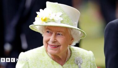 Queen Elizabeth II in a green dress and hat in a photo from 2019