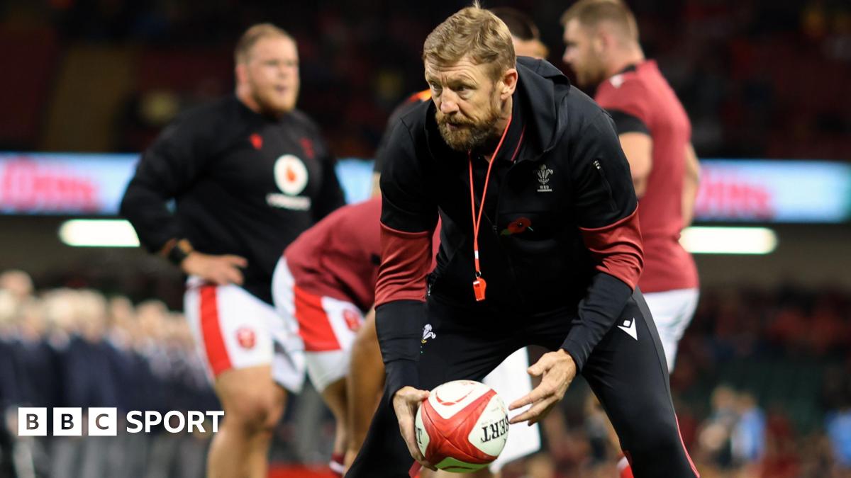 Mike Forshaw working with the Wales national team