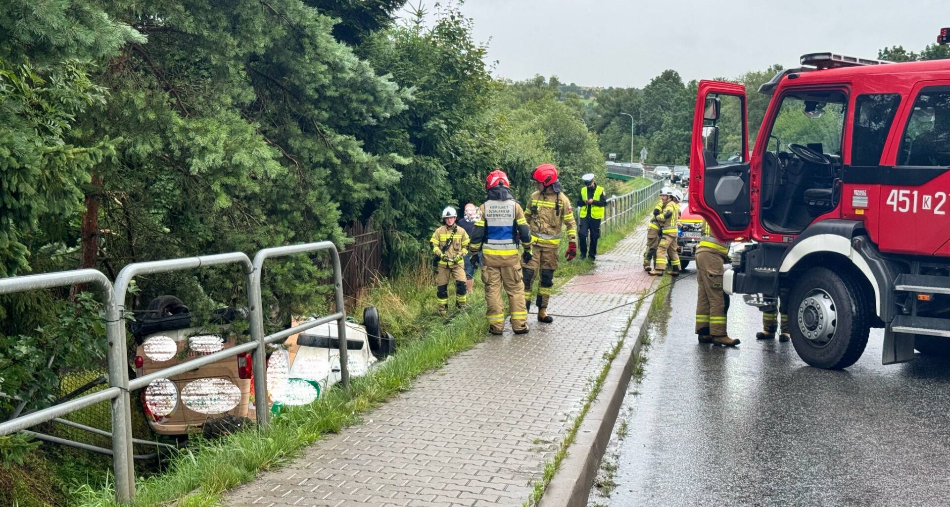 Zamieście. Samochód wypadł z drogi i dachował