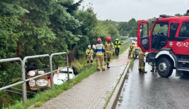 Zamieście. Samochód wypadł z drogi i dachował