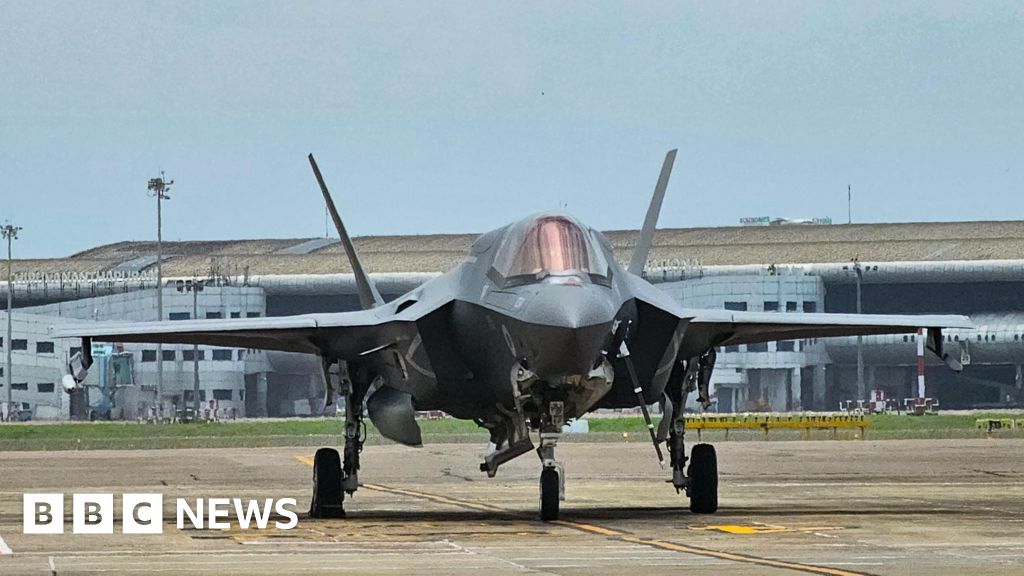 UK experts inspect fighter jet stuck in India's Kerala for three weeks