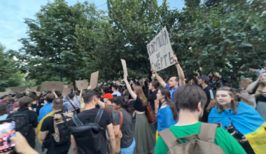 The largest protest of wartime Ukraine is underway in central Kyiv over President Zelensky’s push to dismantle the country’s independent anticorruption agencies. Thousands of protesters and more pouring in. They demand Zelensky veto the law passed this morning in parliament at his office’s direction
