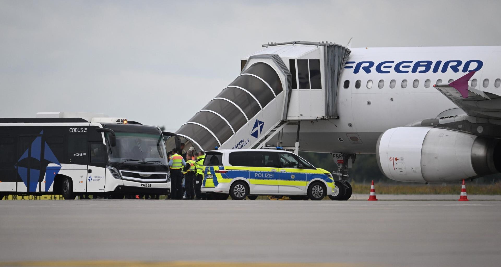 Schkeuditz: Menschen steigen am Flughafen Leipzig/Halle in ein Flugzeug.