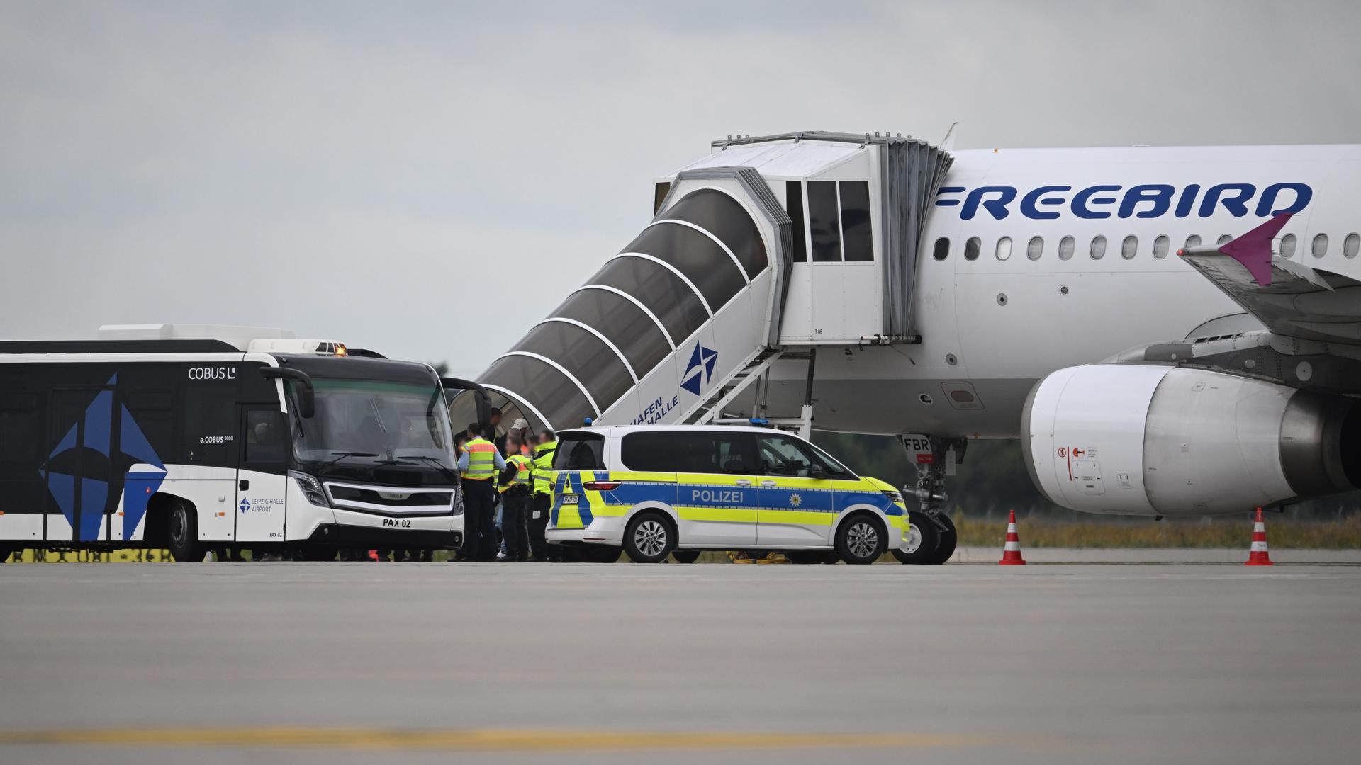 Schkeuditz: Menschen steigen am Flughafen Leipzig/Halle in ein Flugzeug. Schkeuditz: Menschen steigen am Flughafen Leipzig/Halle in ein Flugzeug.
