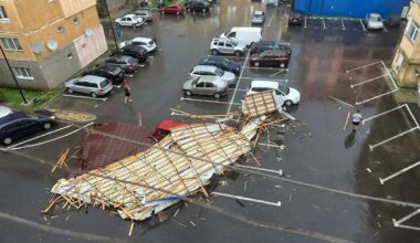 Acoperișul unui bloc din Sălaj a căzut peste mașinile aflate în parcare. Tabla s-a prăbușit și a distrus un autoturism roșu