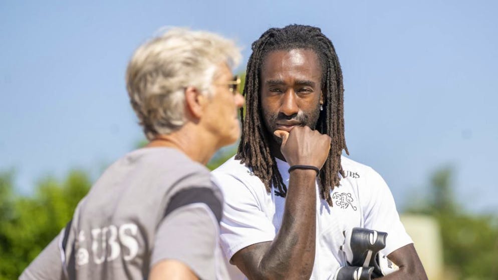 Im engen Austausch mit Nationaltrainerin Pia Sundhage: der sportliche Koordinator Johan Djourou.