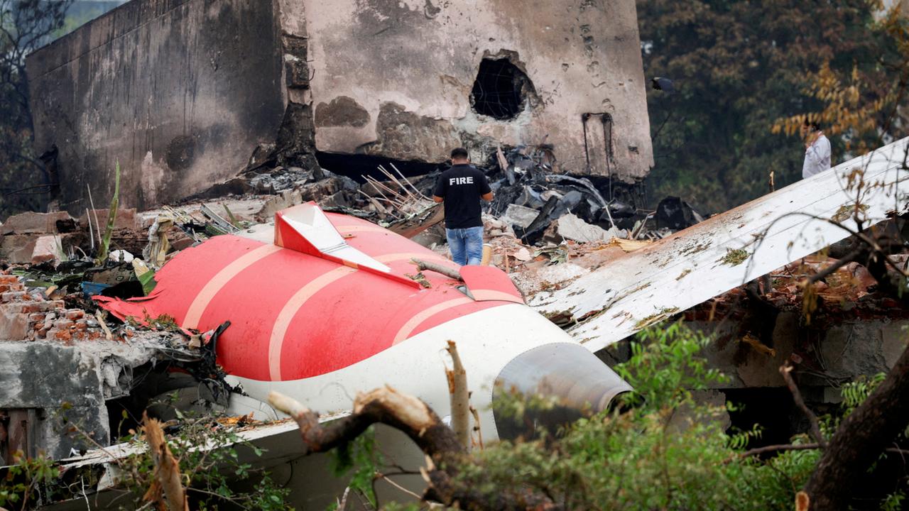 Bericht: Treibstoff-Stopp wohl Ursache für Air-India-Absturz - tagesschau.de