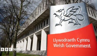 Welsh government should sell Cathays Park complex, insider says