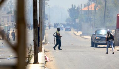Bedouin tribal gunmen remain on alert against Druze fighters, despite an announcement by the Syrian President of an  immediate cease-fire  in a neighbourhood in Sweida Syria on July 19, 2025. (AFP Photo)