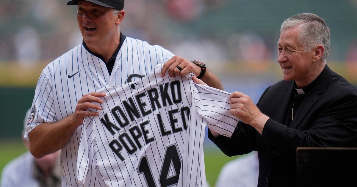 White Sox hero Paul Konerko gets jersey autographed by Pope Leo XIV as team celebrates 2005 World Series champs